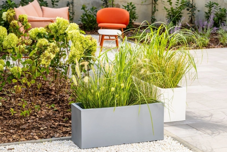 Długie donice prostokątne Long Slim biała i szara Monumo